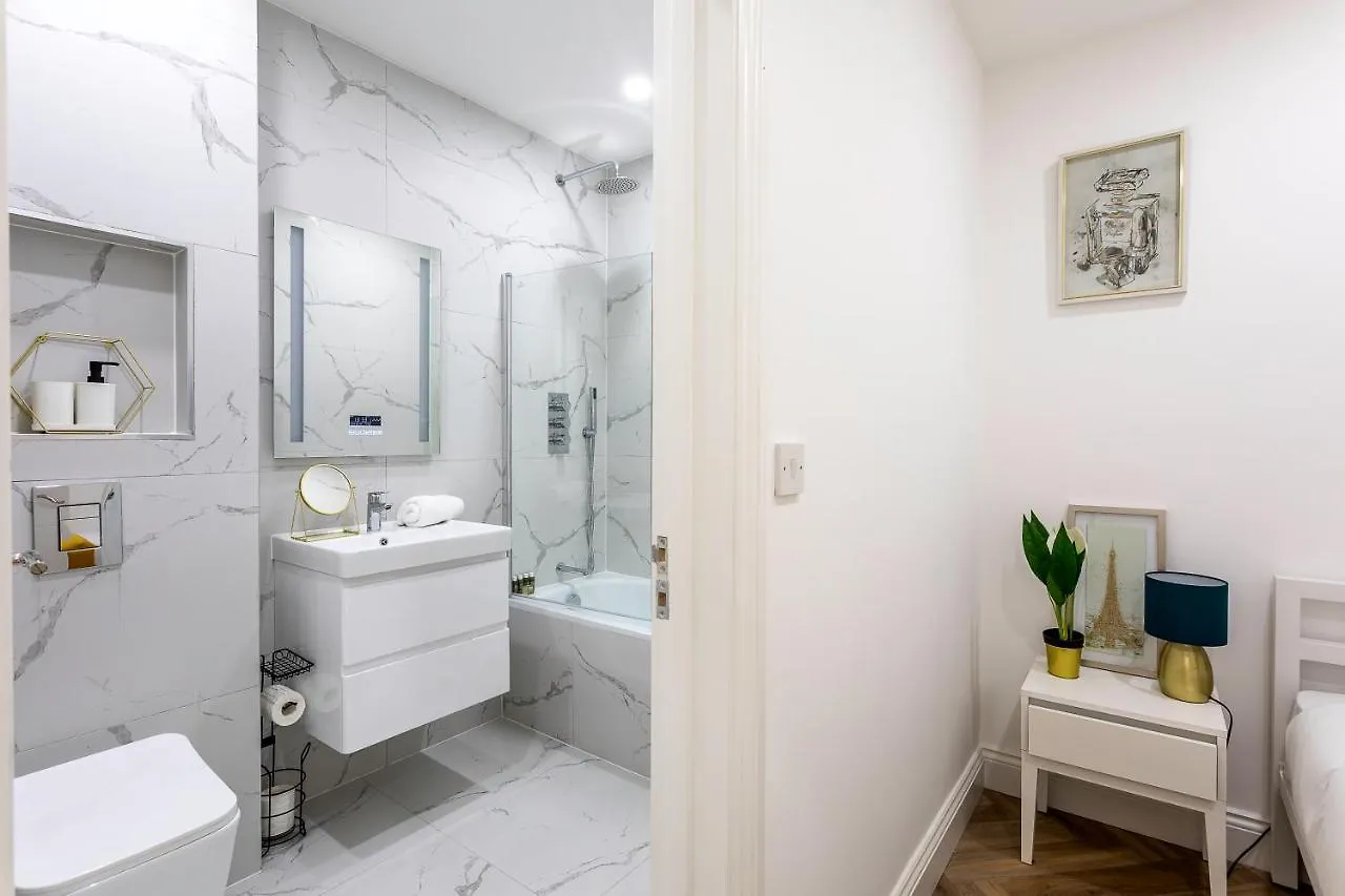 Stunning West London Garden Flat 4Bed 2 Bath Free Parking 10 Occupancy Apartment