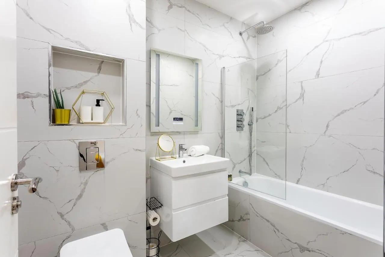 Stunning West London Garden Flat 4Bed 2 Bath Free Parking 10 Occupancy Apartment