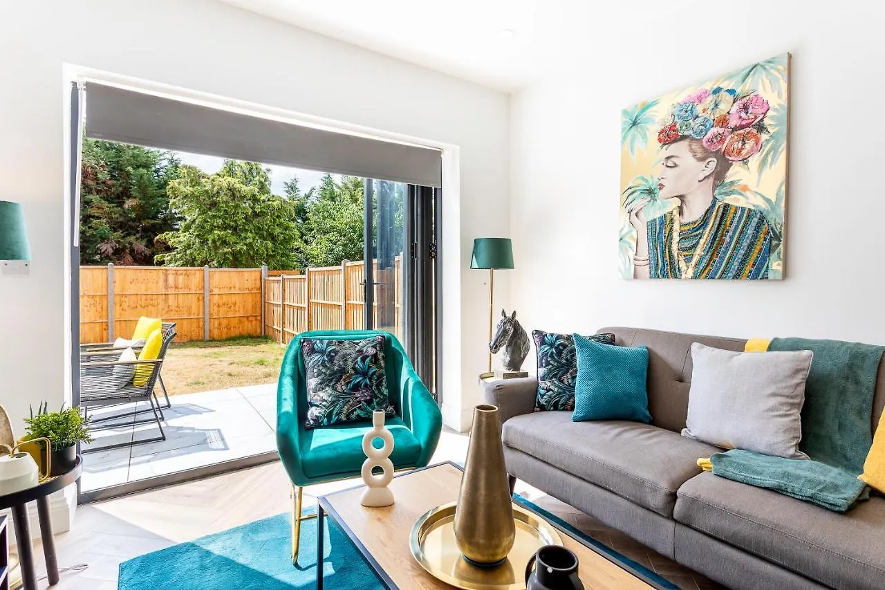 Stunning West London Garden Flat 4Bed 2 Bath Free Parking 10 Occupancy Apartment United Kingdom