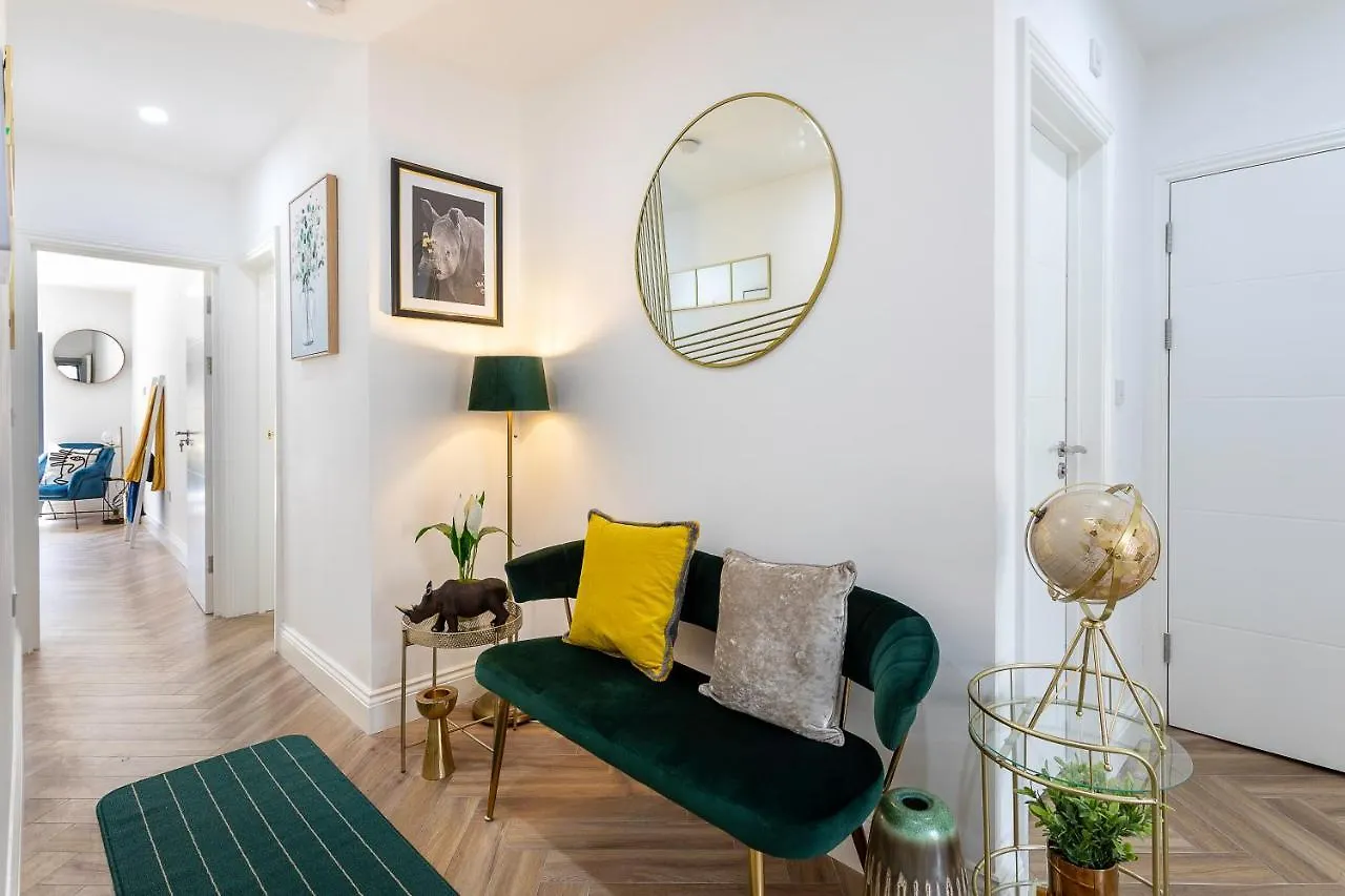 Stunning West London Garden Flat 4Bed 2 Bath Free Parking 10 Occupancy Apartment 0*,  United Kingdom