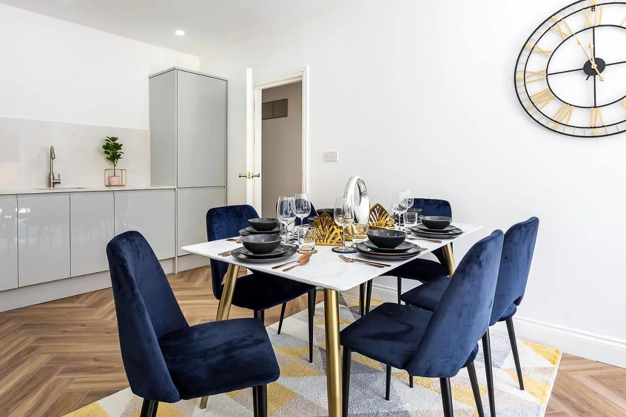 Stunning West London Garden Flat 4Bed 2 Bath Free Parking 10 Occupancy Apartment 0*,  United Kingdom