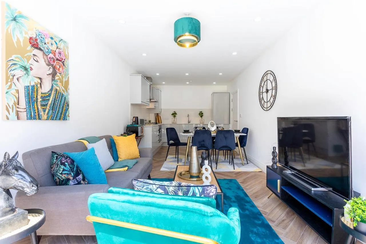 Stunning West London Garden Flat 4Bed 2 Bath Free Parking 10 Occupancy Apartment