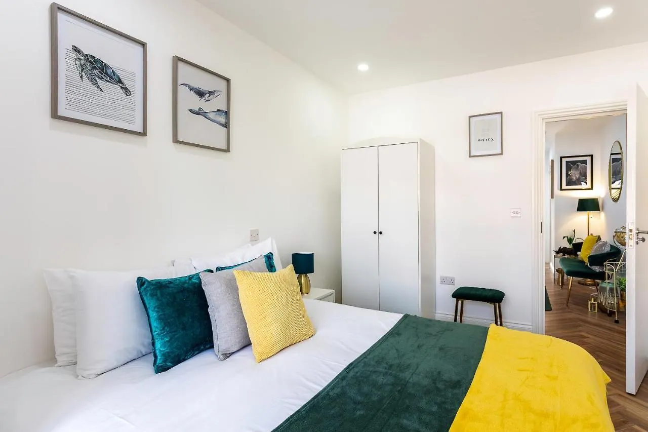Stunning West London Garden Flat 4Bed 2 Bath Free Parking 10 Occupancy Apartment