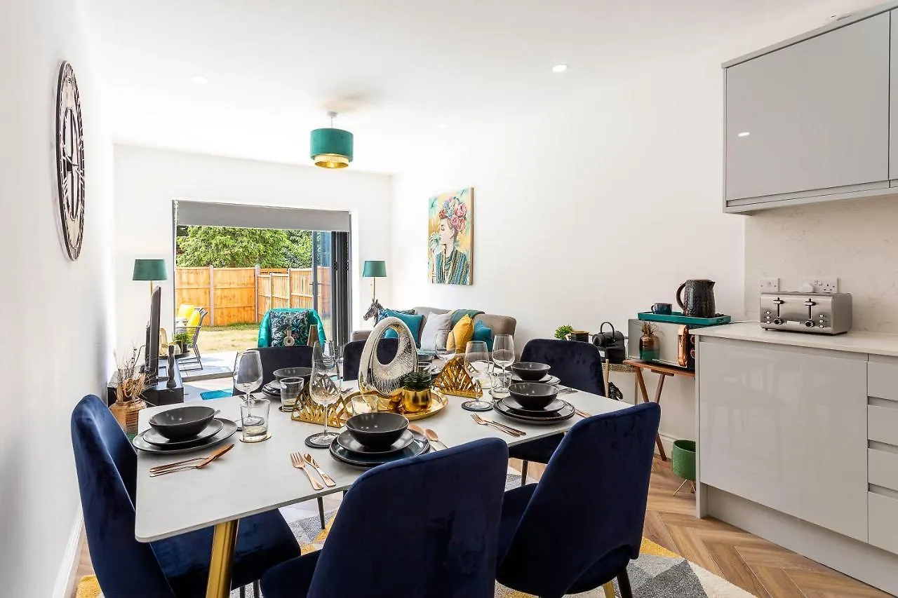 Stunning West London Garden Flat 4Bed 2 Bath Free Parking 10 Occupancy Apartment