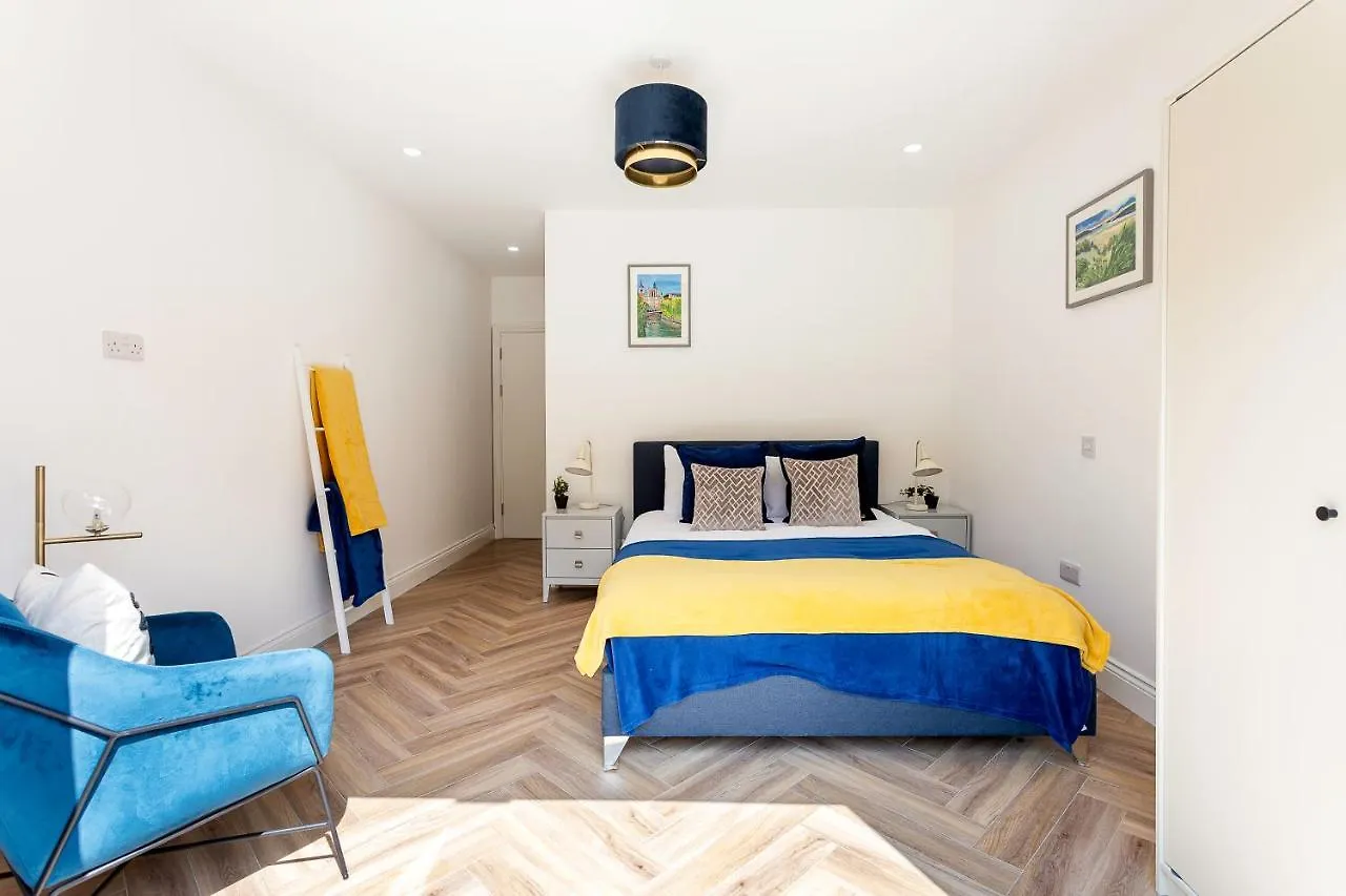 Stunning West London Garden Flat 4Bed 2 Bath Free Parking 10 Occupancy Apartment United Kingdom