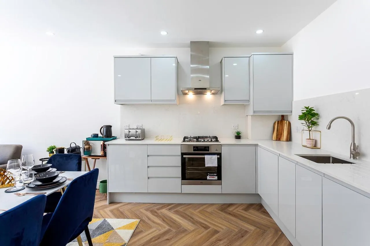 Stunning West London Garden Flat 4Bed 2 Bath Free Parking 10 Occupancy Apartment