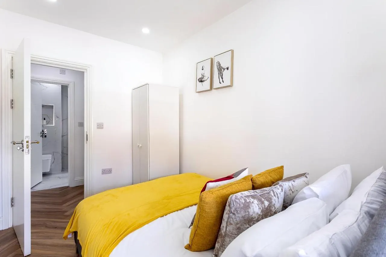 Stunning West London Garden Flat 4Bed 2 Bath Free Parking 10 Occupancy Apartment
