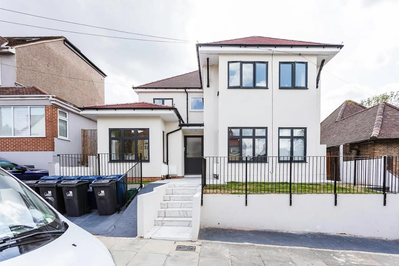 Stunning West London Garden Flat 4Bed 2 Bath Free Parking 10 Occupancy Apartment United Kingdom