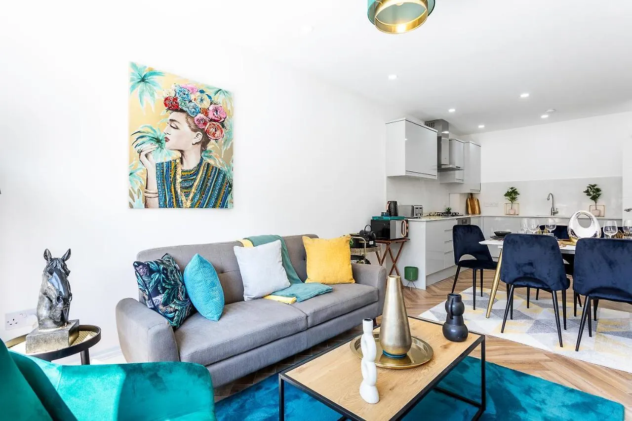 Stunning West London Garden Flat 4Bed 2 Bath Free Parking 10 Occupancy Apartment United Kingdom