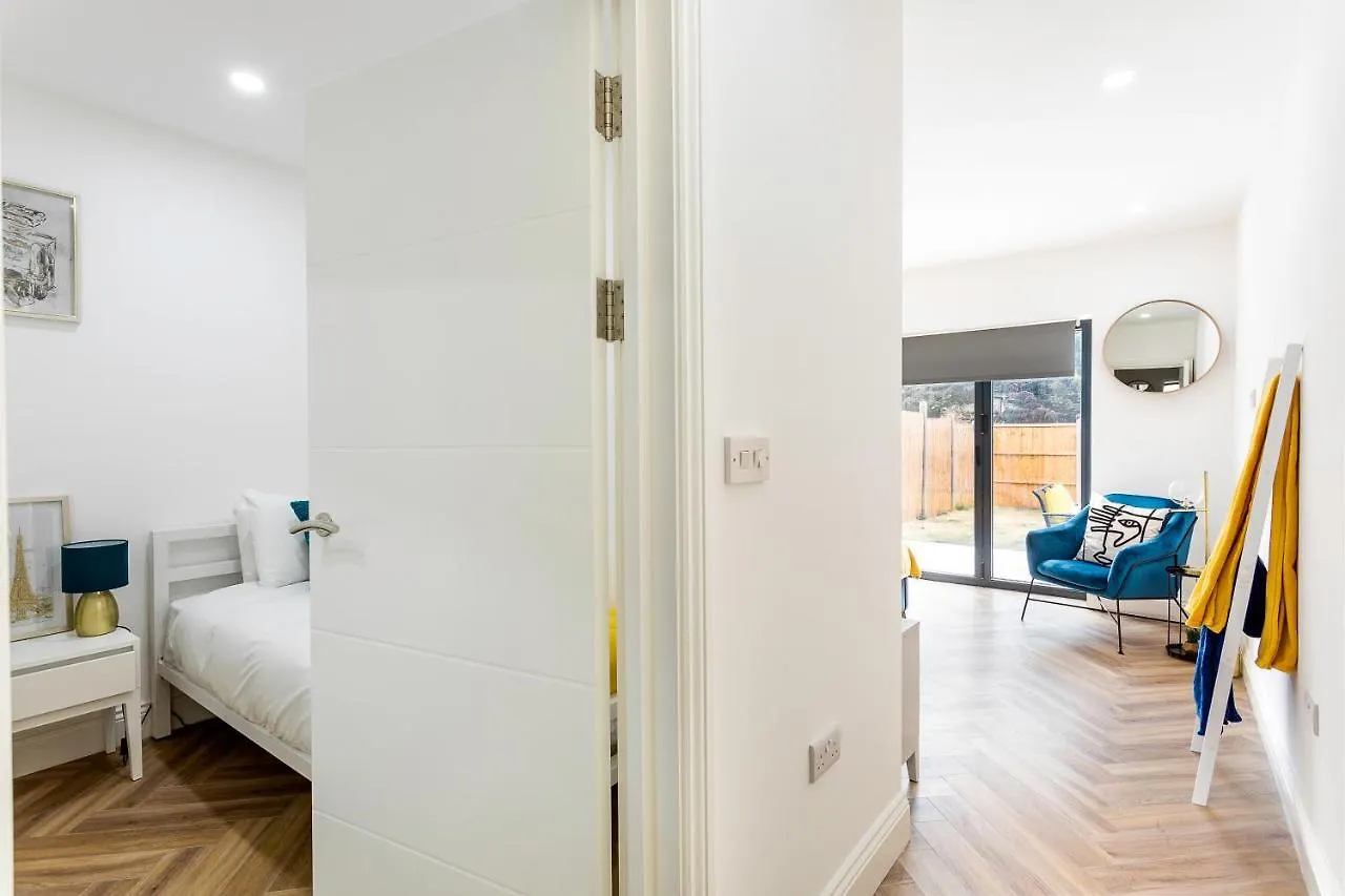 Stunning West London Garden Flat 4Bed 2 Bath Free Parking 10 Occupancy Apartment