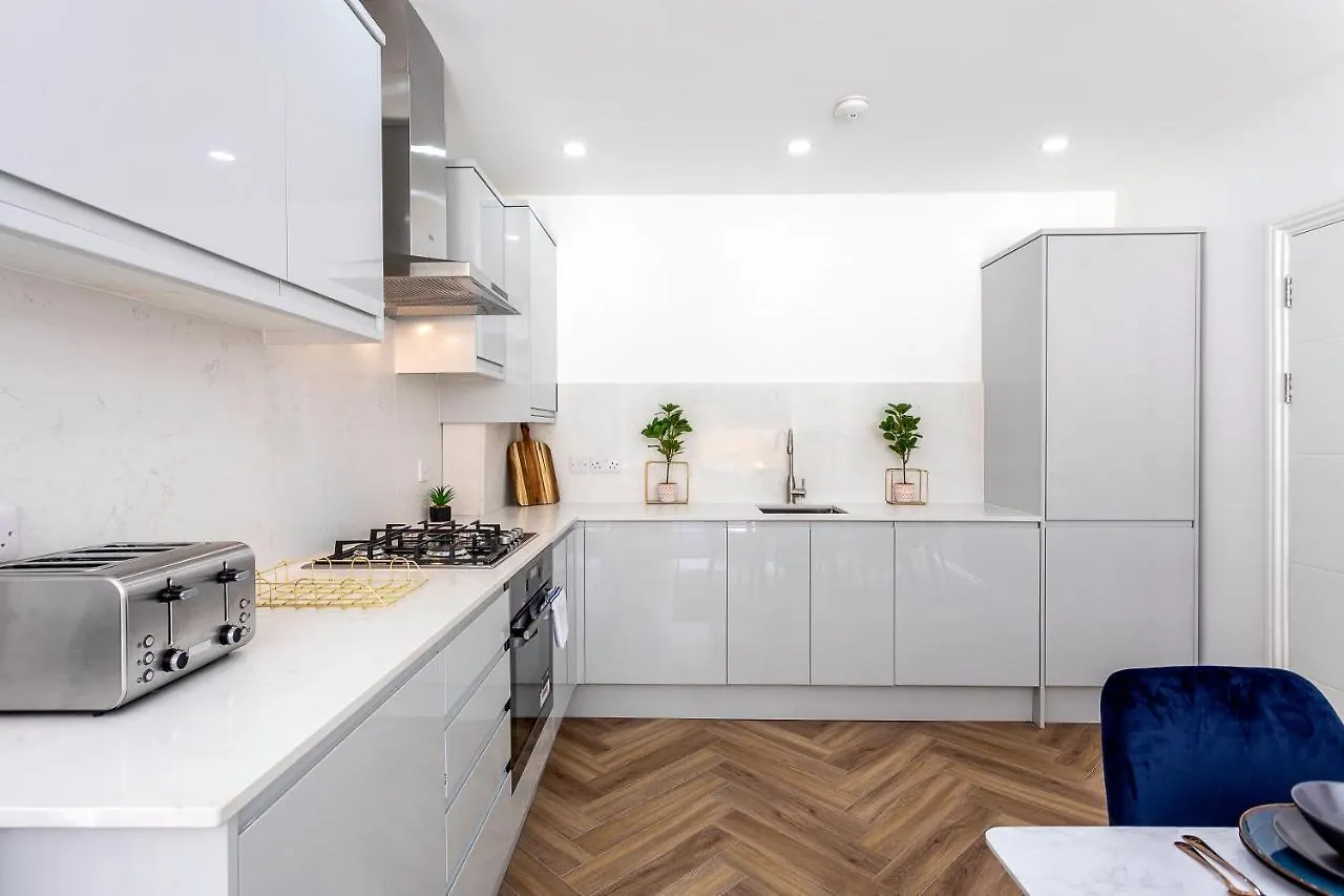 Stunning West London Garden Flat 4Bed 2 Bath Free Parking 10 Occupancy Apartment