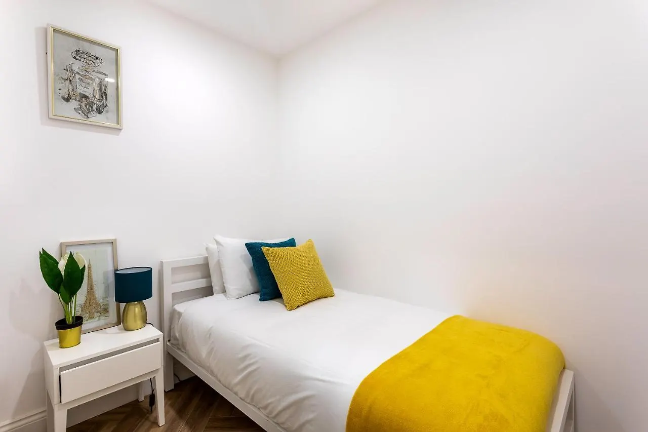 Stunning West London Garden Flat 4Bed 2 Bath Free Parking 10 Occupancy Apartment