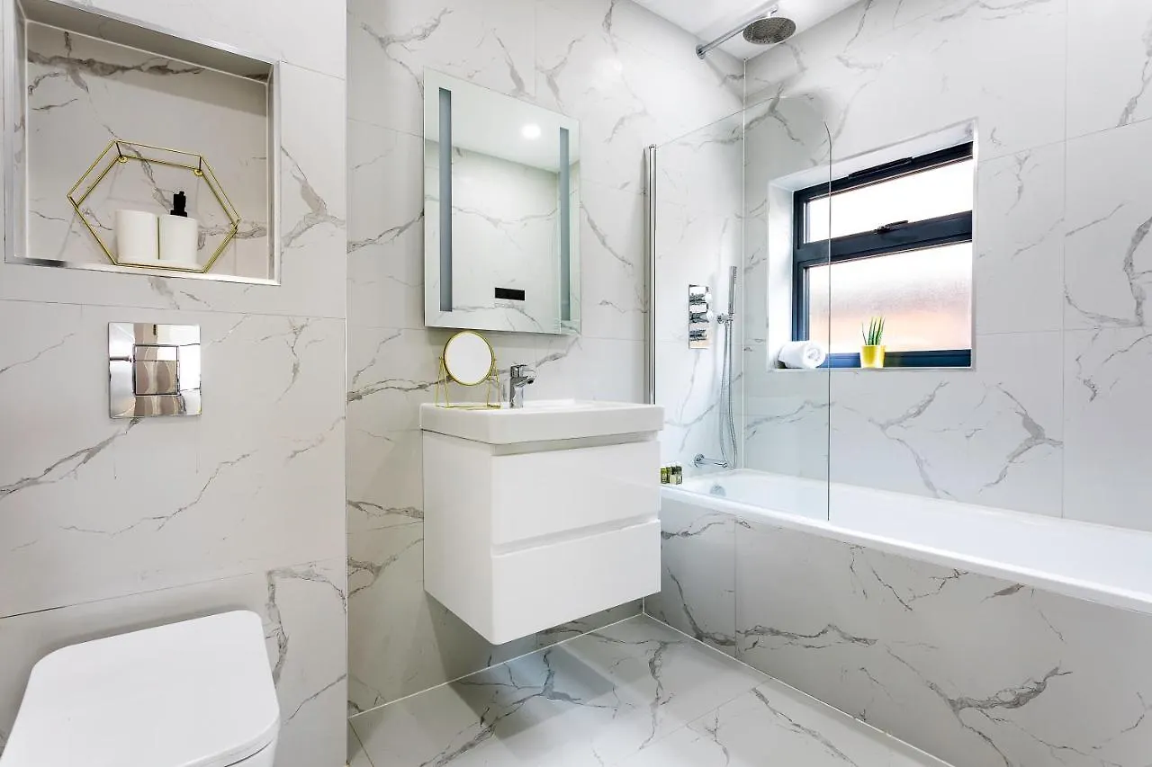 Stunning West London Garden Flat 4Bed 2 Bath Free Parking 10 Occupancy Apartment