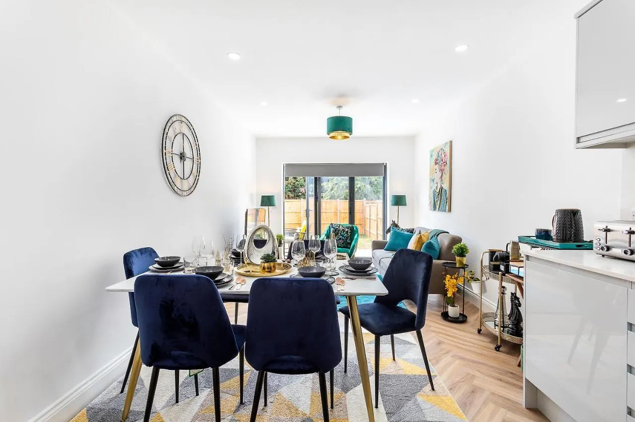 Stunning West London Garden Flat 4Bed 2 Bath Free Parking 10 Occupancy Apartment