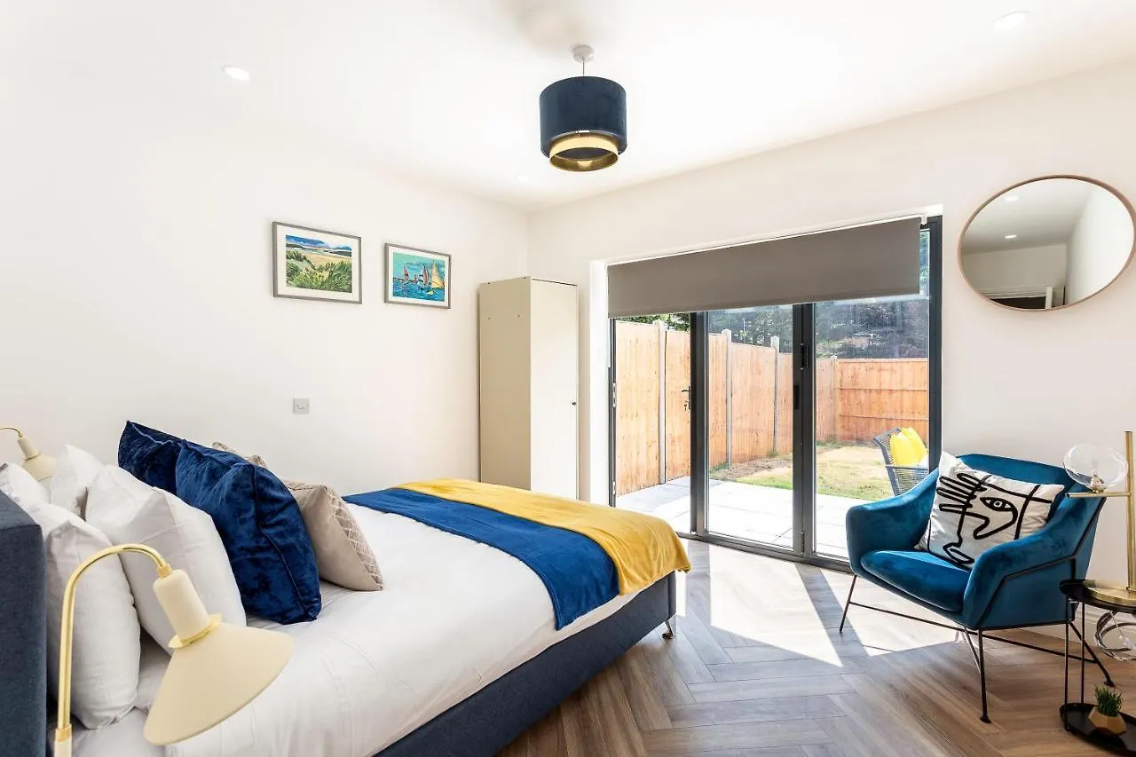 Stunning West London Garden Flat 4Bed 2 Bath Free Parking 10 Occupancy contacts